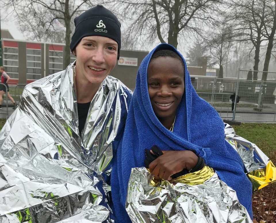 Tessa Frenay med den kenyanske vinneren Tabitha Gichia. (Foto: Ton Frenay) Tessa Frenay med den kenyanske vinneren Tabitha Gichia. (Foto: Ton Frenay)