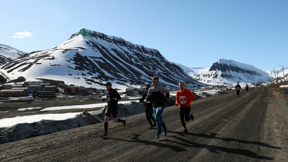 Erik Furnes (t.v) ble tredje best på maratondistansen med tida 3.11.20. Ytterst til høyre løper Håvard Fyhn som vant klasse M20-29 år.