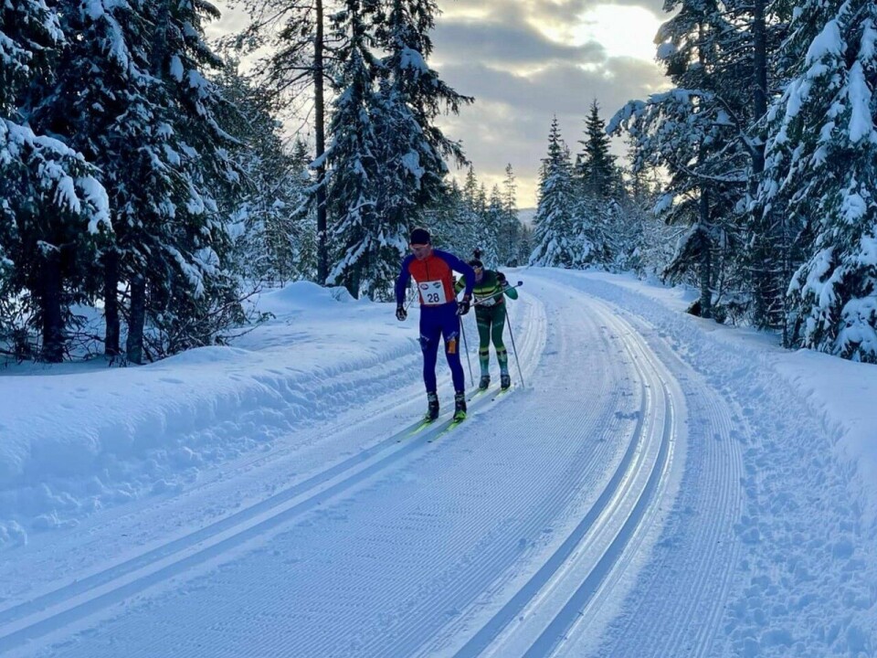 Henrik Olimb med Eskild Frøisland på slep ved den andre drikkestasjonen (Foto: Gine Skei)