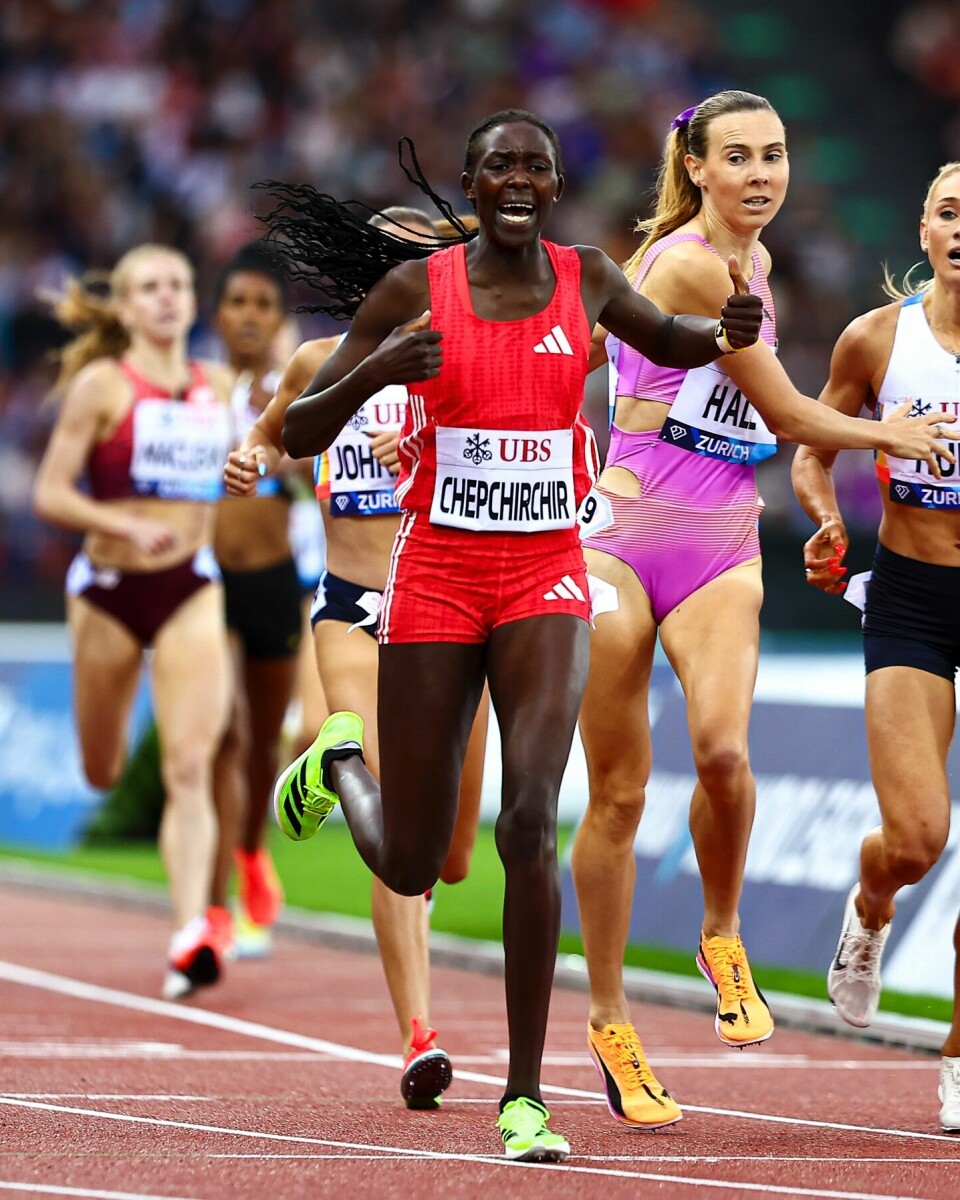 Nelly Chepchirchir snappa seieren fra Jessica Hull på målstreken.