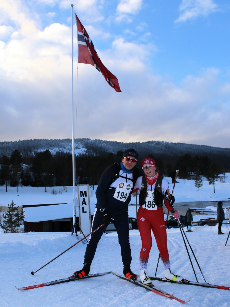 Far Andreas Hoel og datter Aurora Langstedalen fra Nes, vel i mål mens flagget vaier i vinden i Søre Osen. Aurora som vinner av klasse K17-18. (Foto: Rolf Bakken)