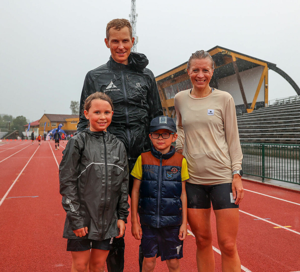 En regnvåt gjeng etter fullført Sommerkarusell. Siden startnumrene er under regnjakkene har vi ikke navnene, men til høyre ser vi i hvert fall Camilla Sagstad som nesten havnet på premiepallen på 5 km. 4. plass altså.