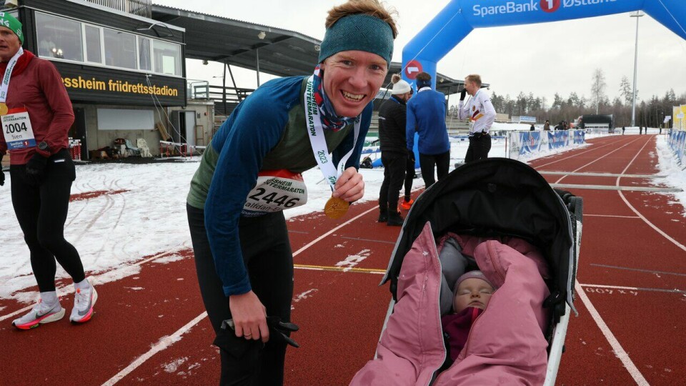 Halfdan-Emil Færø løp inn til femteplass med barnevogn på halvmaraton under Jessheim Vintermaraton 2023