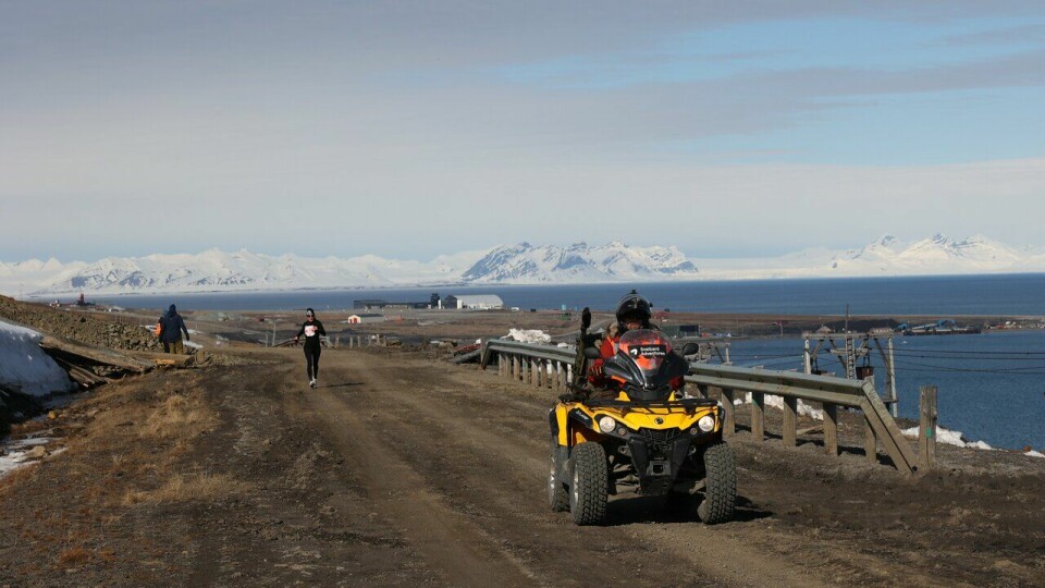 Det kjørte isbjørnvakt med våpen i front da Lise Friis kom løpende utenfor Longyearbyen under Spitsbergen Marathon 2023
