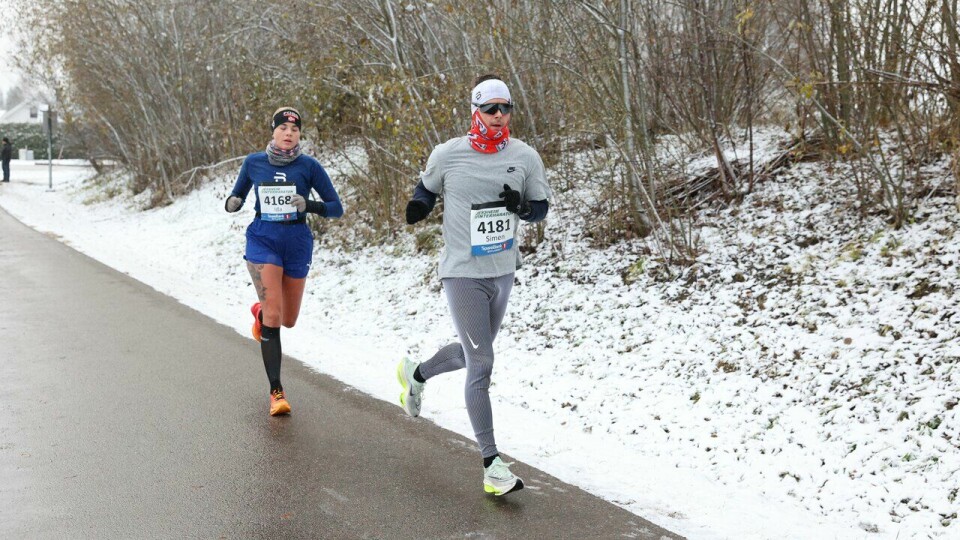 Ida Slorafoss løp inn til andreplass på maraton. Her godt hjulpet av Simen Westre. Jessheim Vintermaraton 2023