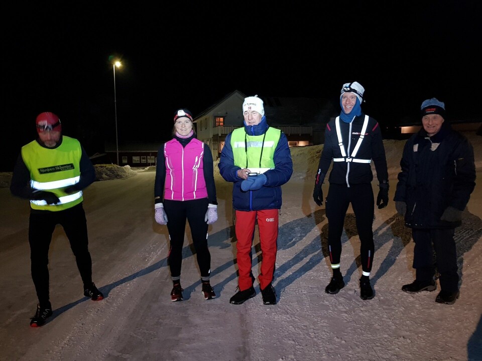Tre aktive klare til start sammen med to svært rutinerte arrangører (fra venstre): Miroslaw Baran, Anne Storslett, tidtaker Einar Behrns (75), dagens vinner Håvard Nåvik og evigunge Bjørn Tvedt (86) som er “still going strong”. (Foto: Stein Arne Negård)