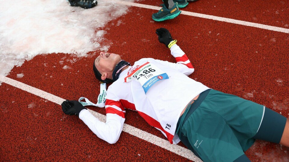 Kondispresident Tim Bennett løp halvmaraton to minutter raskere enn i Trondheim Maraton og var godt fornøyd etter målgang i Jessheim Vintermaraton 2023