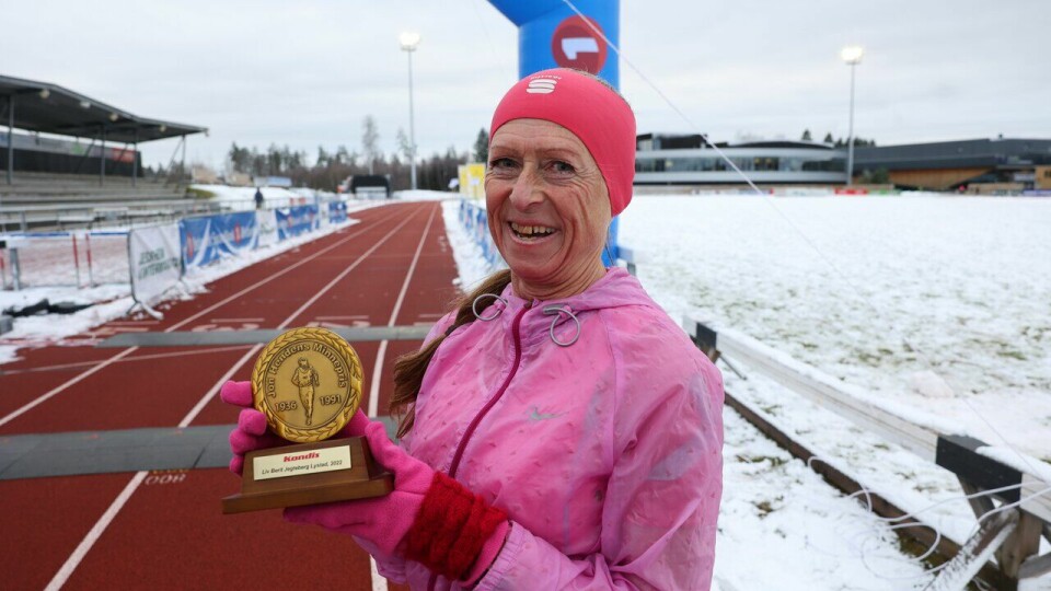 Liv Berit Jegteberg Lystad fikk utdelt Jon Hendens Minnepris fra Kondis etter målgang på maratondistansen i Jessheim Vintermaraton 2023