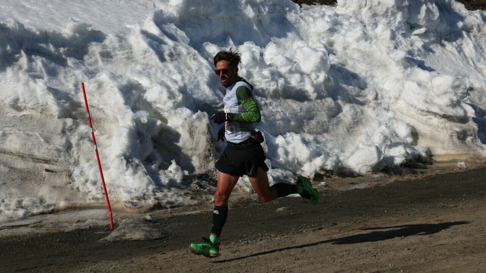 Spitsbergen Marathon 2023: Dieter Goegebeur tok tidlig en klar ledelse i herreklassen, og løp alene til mål på maraton.