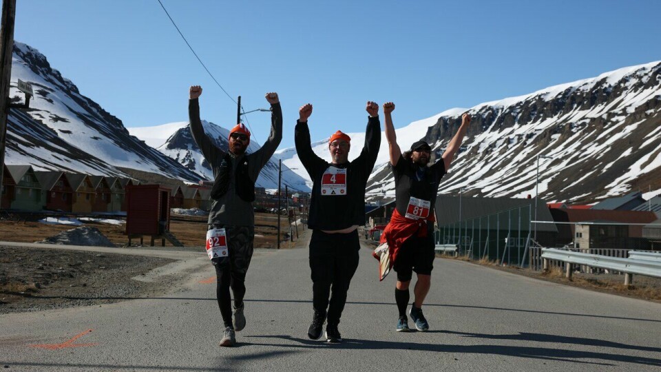 En glad gjeng: f.v.: David Gibson, Deven Simonson og Eric Czuleger under maraton i Spitsbergen Marathon 2023