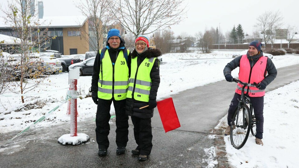 Tor-Arne Stenhaug og Trine Mangerud var løypevakter under Jessheim Vintermaraton 2023