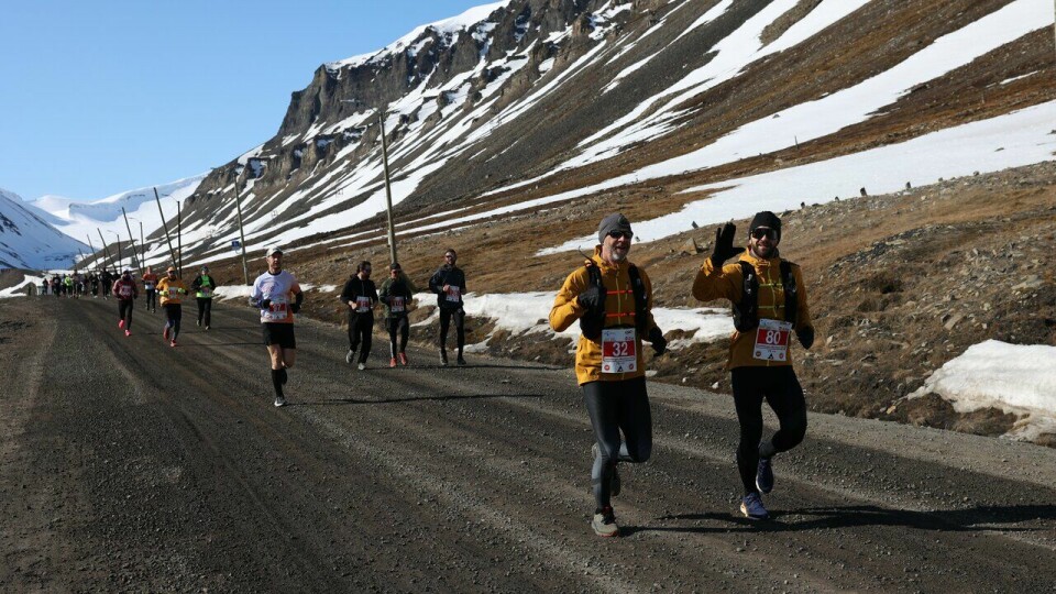 Piotr Kucza (t.v) i front sammen med Rafa Kowalczyk på maraton under Spitsbergen Marathon 2023