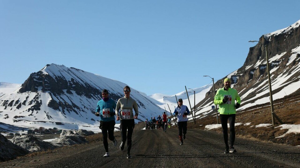 I front f.v.: Atle Wandsvik, Ulrike Wigger, Elias Hermann Mauseth og Ilmar Kerm løp maraton under Spitsbergen Marathon 2023