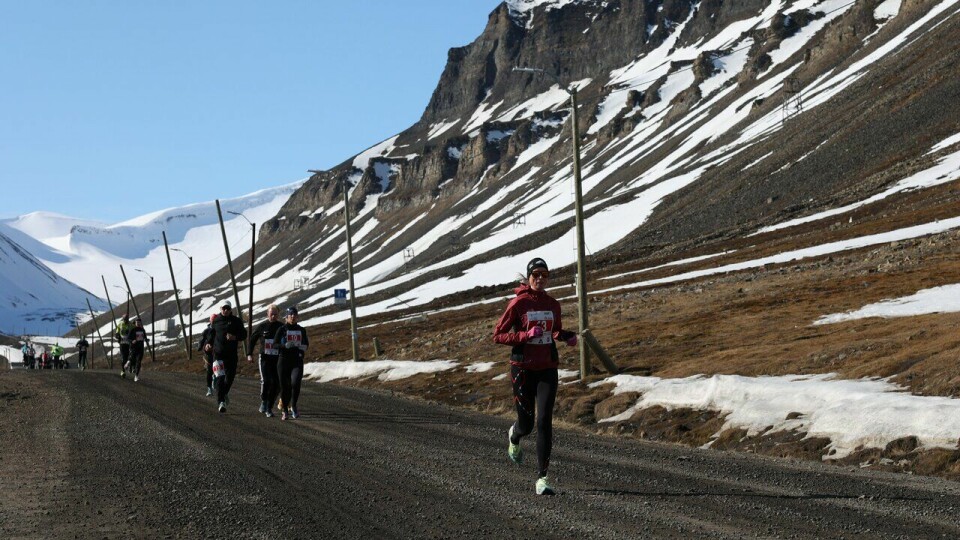 Spitsbergen Marathon 2023: Kjersti Ervik (fremst) endte på en tredjeplass i mål. på maraton