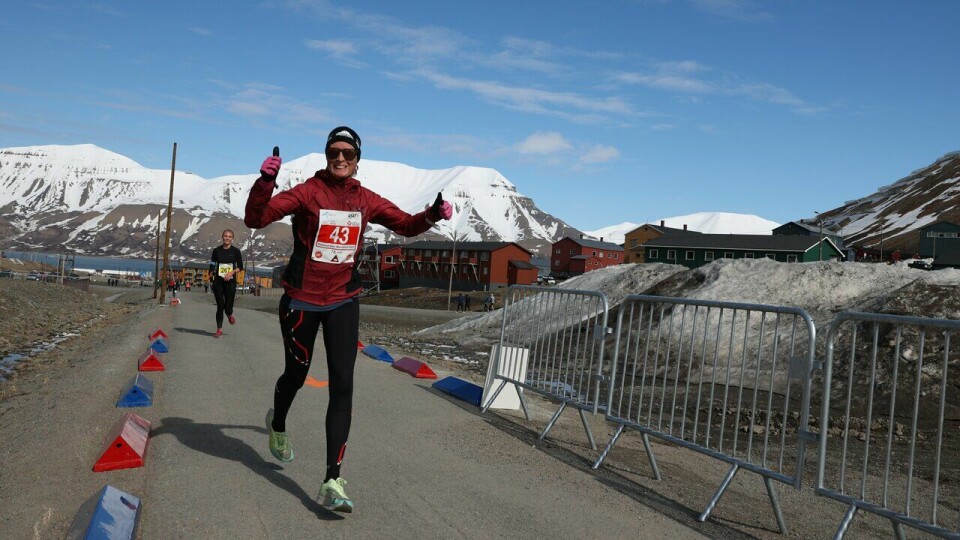 Spitsbergen Marathon 2023: Kjersti Ervik endte på en tredjeplass i mål på maraton