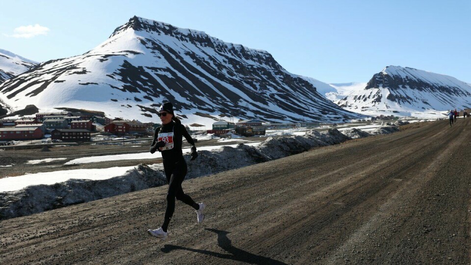 Spitsbergen Marathon 2023: Lise Friis tok tidlig ledelsen i kvinneklassen på maratondistansen og løp alene store deler av løpet.