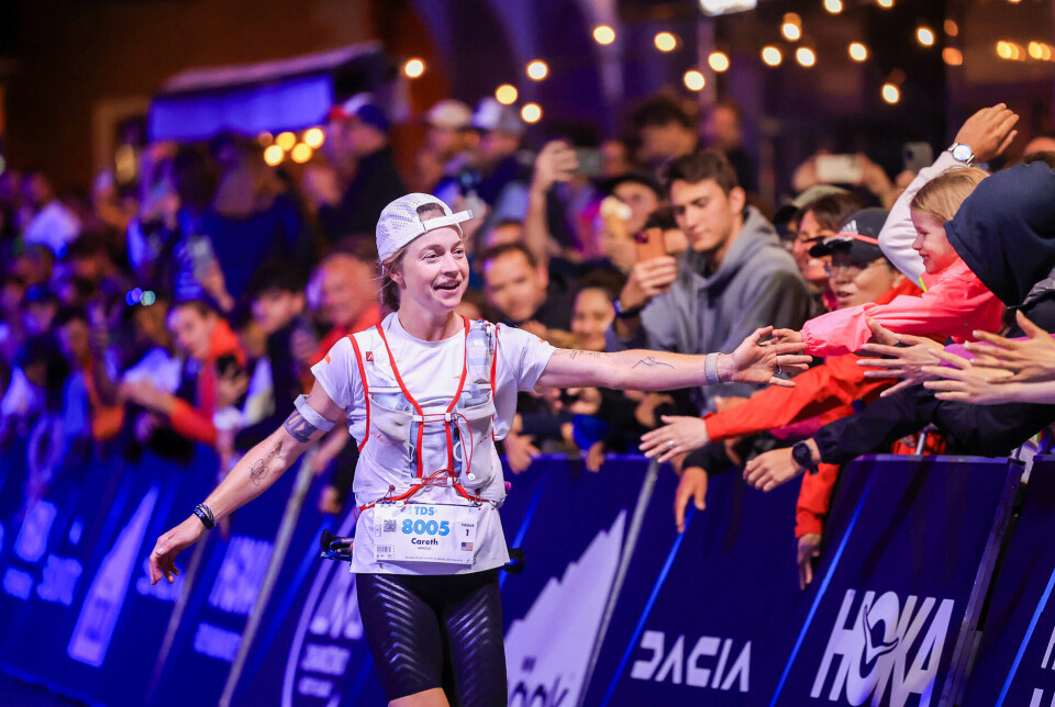 Careth Arnold hadde tid til å feire seieren foran et entusiastisk publikum i Chamonix.