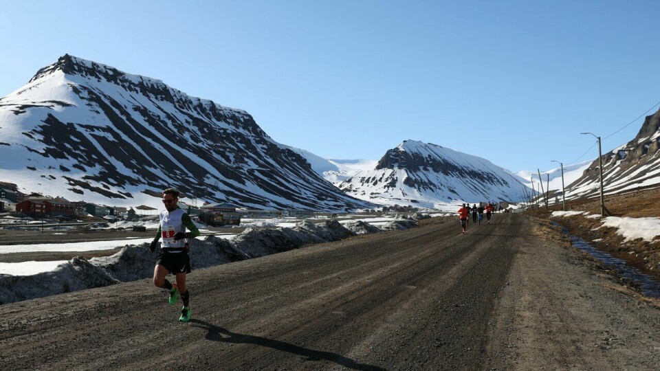 Spitsbergen Marathon 2023: Dieter Goegebeur tok tidlig en klar ledelse i herreklassen, og løp alene til mål på maraton.