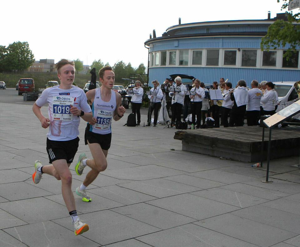 5km_gamle_Fornebu_nr5_og_6_vinner16-17_i_maal_passerer_600m_foer_maal_A20G4599