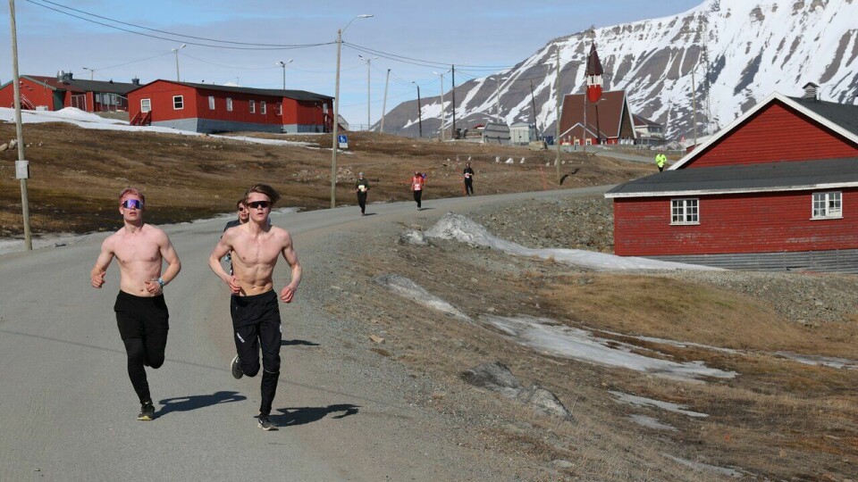 Noen valgte å løpe i bar overkropp selv om det ikke var mer enn én varmegrad under 10-kilometerer i Spitsbergen Marathon 2023