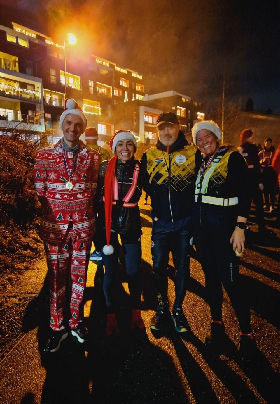 Det var både nisseluer og stilge løpsantrekk på deltagerne i Askøybroløpet. Løpsleder Trond Pedersen står her som nummer tre fra venstre. ( (Foto: Løp Sammen Askøy, FB-siden)