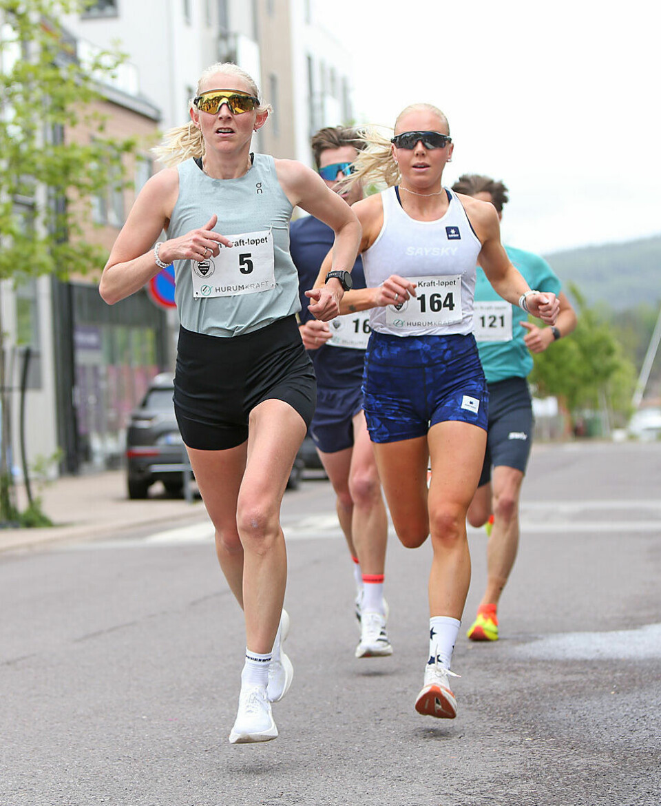 Blant kvinnene på 10 km ble det et tøft oppgjør mellom Astrid Brathaug Sørset (til venstre) og Marte Mæhlum Johansen (til høyre). Sistnevnte vant og slo samtidig førstnevntes løyperekord. (Foto: Nils Erik Bjørholt)