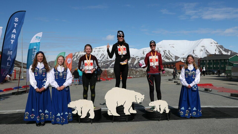 Spitsbergen Marathon 2023: Lise Friis vant maraton kvinner foran Ingrid Stølan Husøy og Kjersti Ervik.