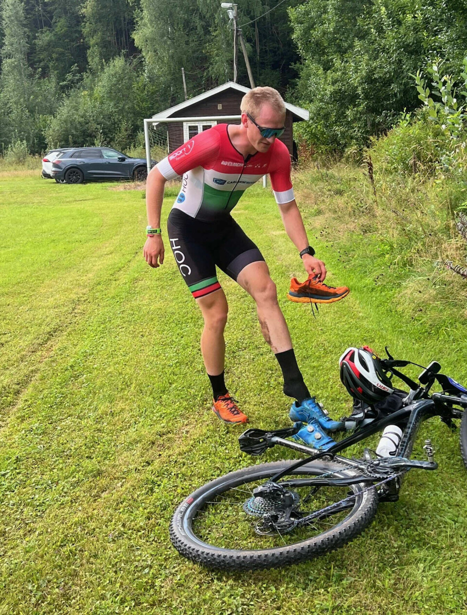 Casper Rønning som vant den lengste duatlondistansen skifter fra sykkel- til løpesko. (Foto: arrangøren)