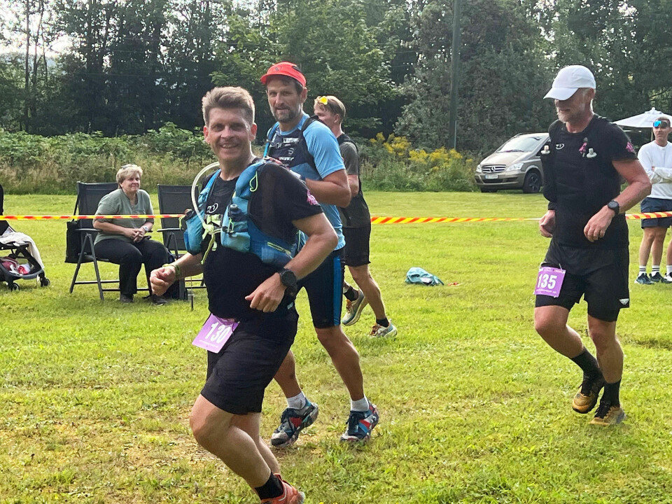 Kristian Jahre (til venstre) oppsummerte det 47 km lange ultraløpet sitt slik på Facebook: “Hof Toppers 2025 er historie, og jeg ligger som et slakt på sofaen. Jeg hadde et mål om å løpe på mellom seks og syv timer, og gjerne nærmere seks enn syv. Kom i mål på rett under seks timer - og er kjempefornøyd! Glemt er alle krampene og kvalmen jeg sleit med siste mila.” (Foto: arrangøren)