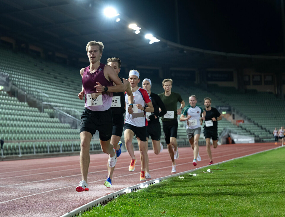 På Bislett var det lysharer, flomlys og menneskelige fartsholdere. Sigurd Ruud Skjeseth (154) sørga for fin fart i dette feltet. (Foto: Samuel Hafsahl) På Bislett var det lysharer, flomlys og menneskelige fartsholdere. Sigurd Ruud Skjeseth (154) sørga for fin fart i dette feltet. (Foto: Samuel Hafsahl)