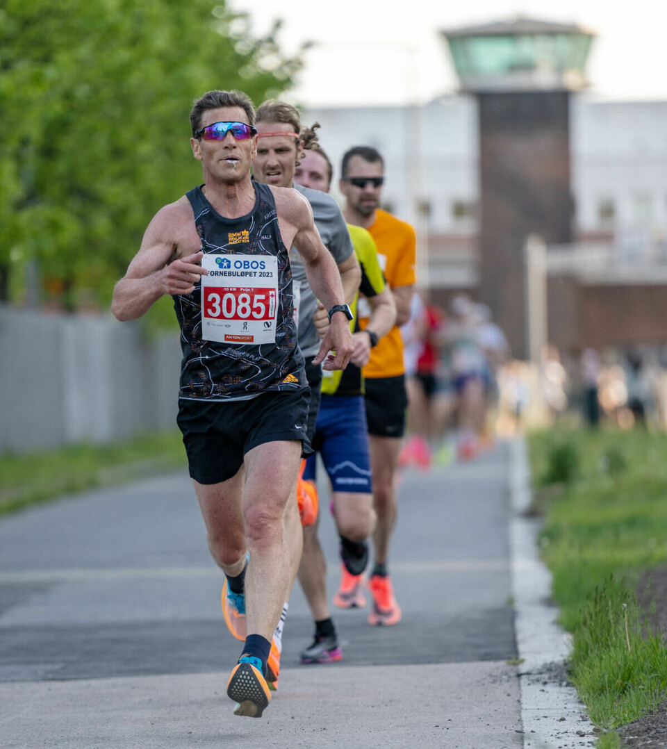 10km_lang_rekke_menn_mot_maal_med_kontrolltaarnet_bask_foto_S_Hafsahl_justrt_DSC_4667