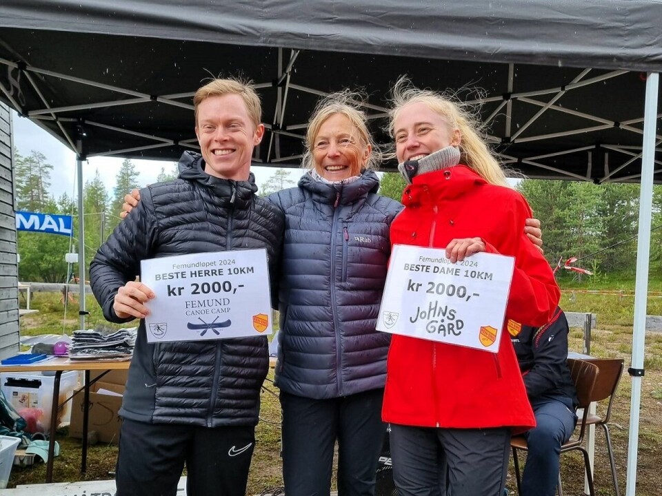 Det lokale næringslivet støtter opp om Femundløpet som har særdeles god premiering. Her er det fjorårets totalvinnerne, Henrik Velle og Sonja Emilie Moen, som får sine bonuser av den tidligere 800 m-spesialisten Randi Langøigjelten (Foto fra Femundløpets facebookside)