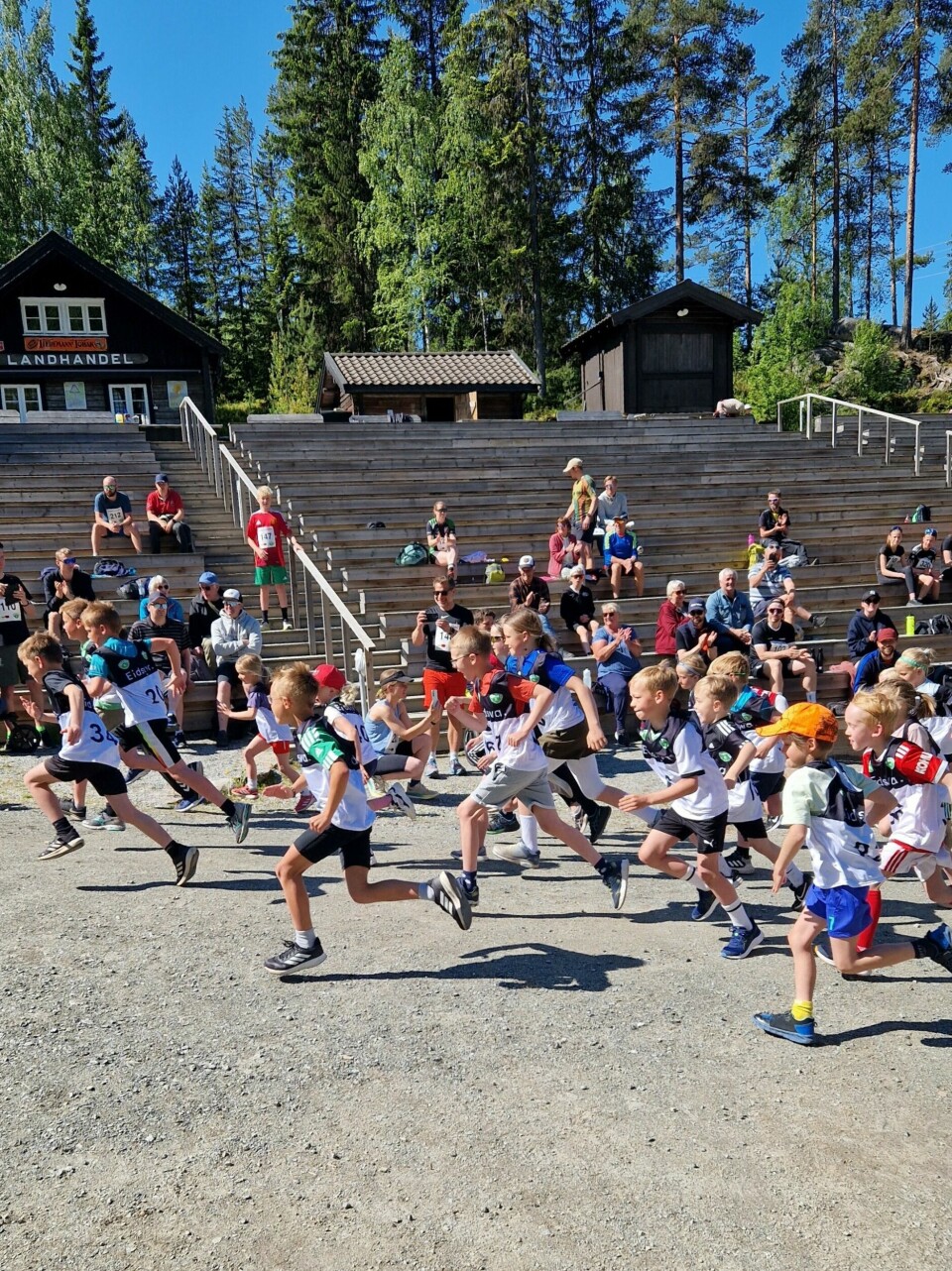Over 40 barn løp en runde på 500 meter. (Foto: Tormod Løken)