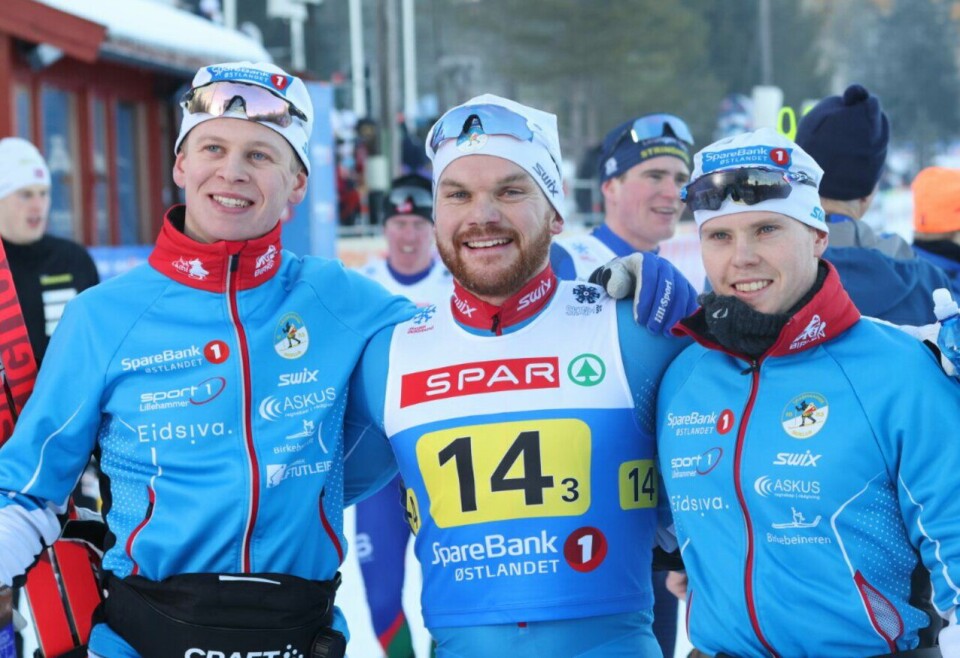 Imponerende: Det var et imponerende rykk Håvard Solås Taugbøl (midten) satte inn da han gikk Lillehammer Skiklubbs førstelag opp til sølv. Her flankert av Sander Teisbekk (t.v) og Albert Sunde Øhlschlägel. (Foto.: Anna Bårdseng/Norges Skiforbund) Vinnere NM langrenn etter stafetten