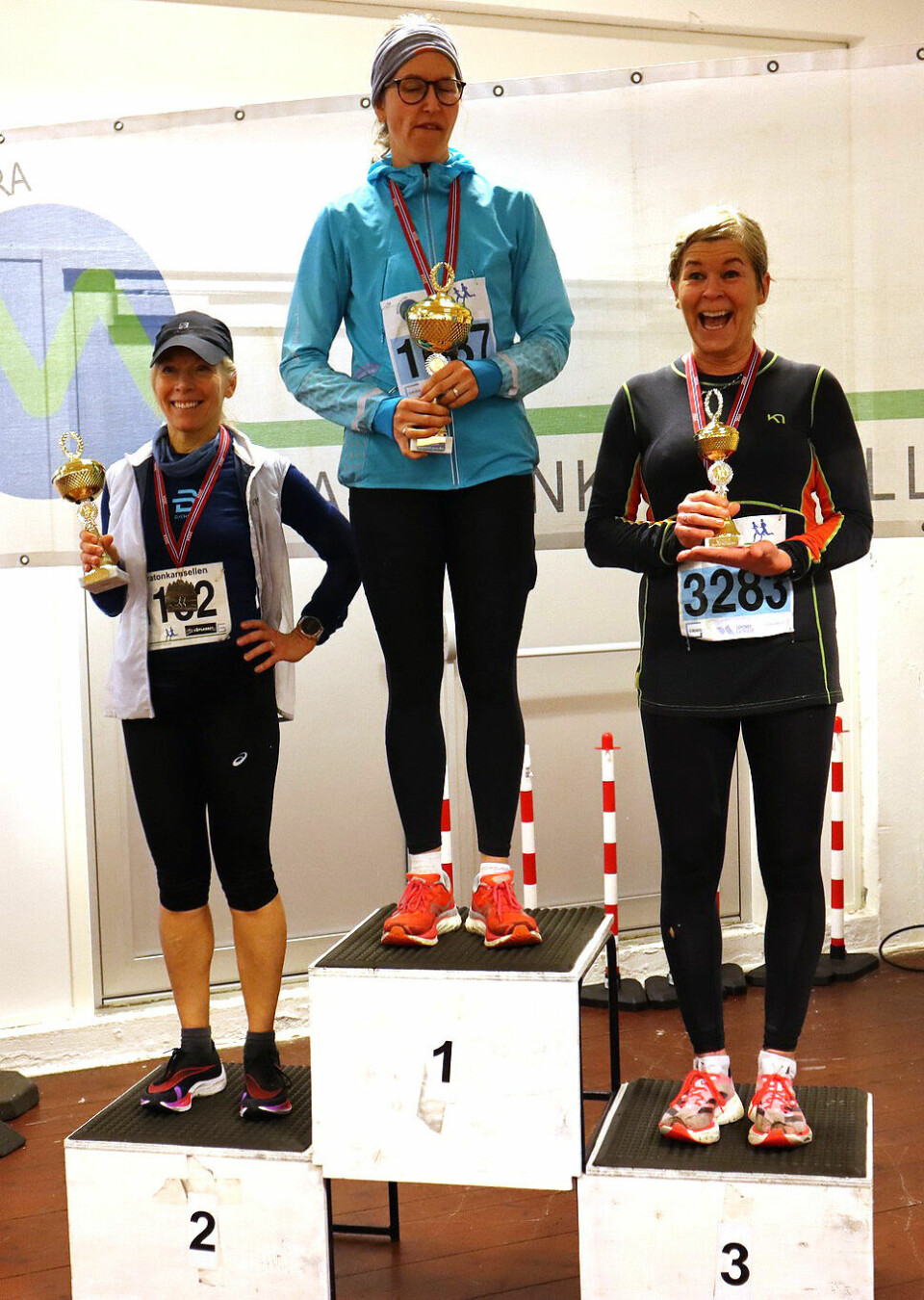 Premiepallen maraton kvinner. Elisabeth Ulset, Bergen vant på 3.23.35 foran Jill Terserud, Bergen på 3.38.39 og Karianne Jørgensen, Loddefjordløperne på 3.47.38.