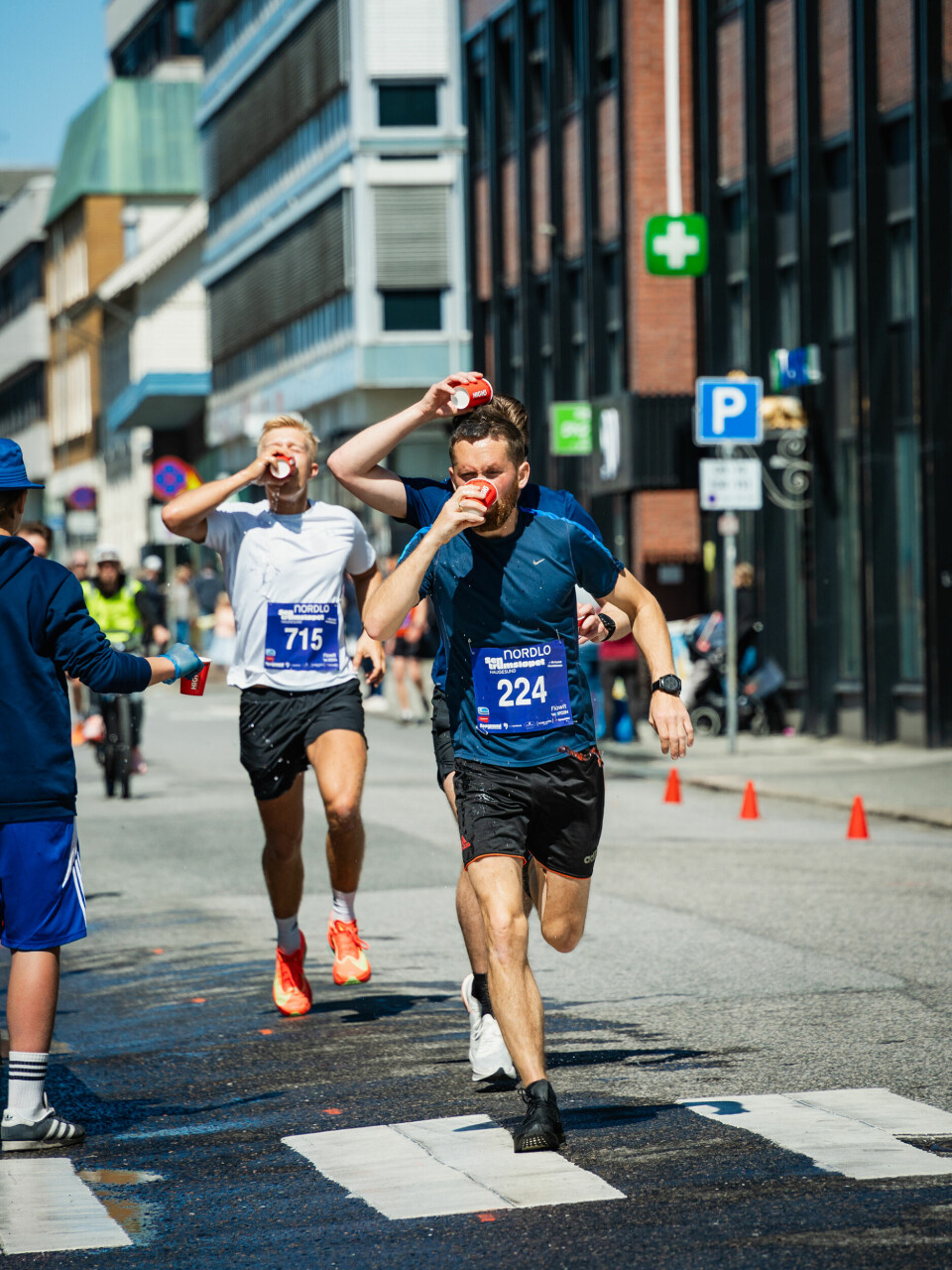 Terje Sørdal (224) og Jonas Osmundsen (715) fyller på med væske i varmen. (Foto: FlowIT/VOSO Media)