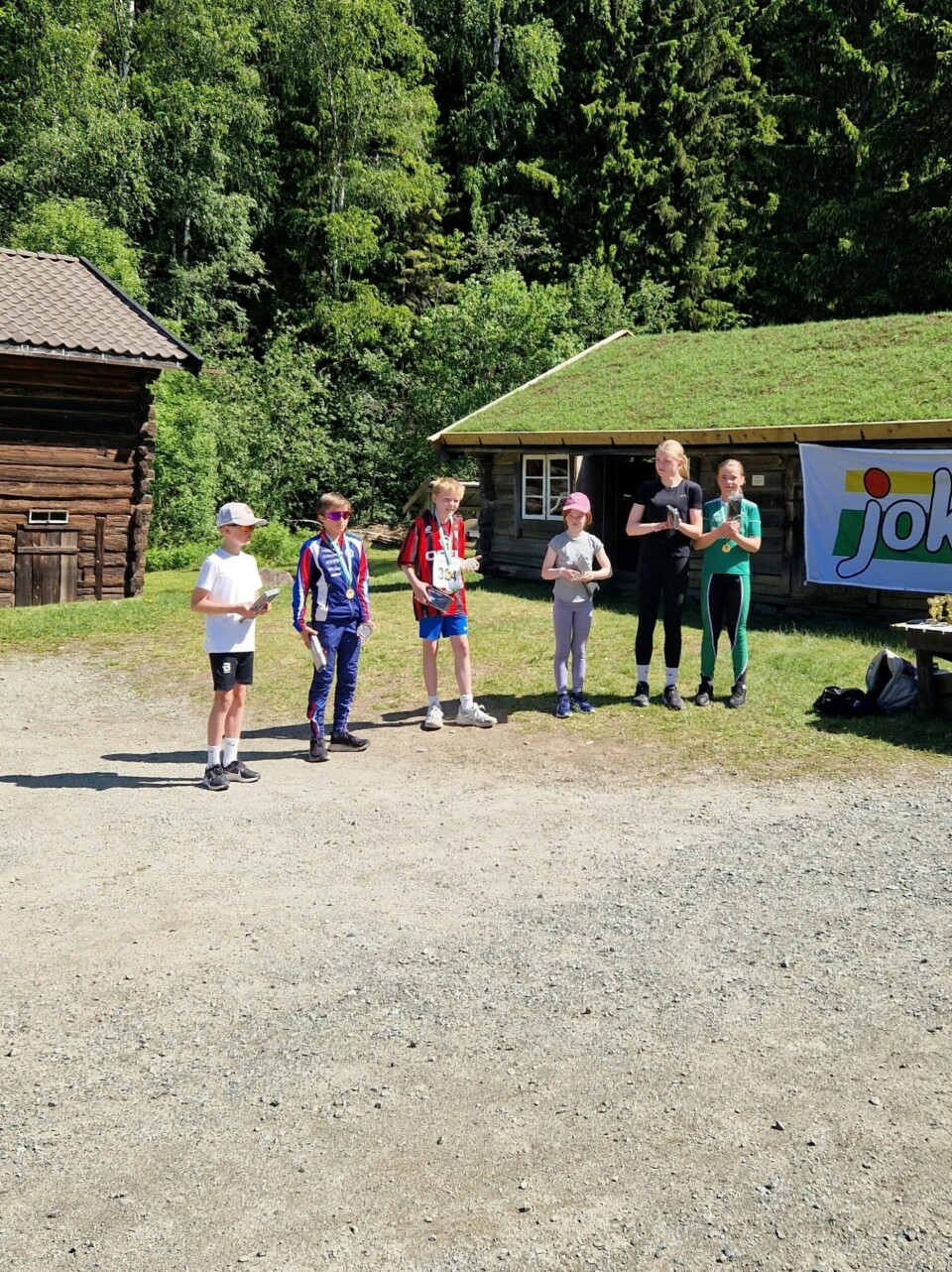 De tre beste gutter og jenter på 3 km. (Foto: Tormod Løken)