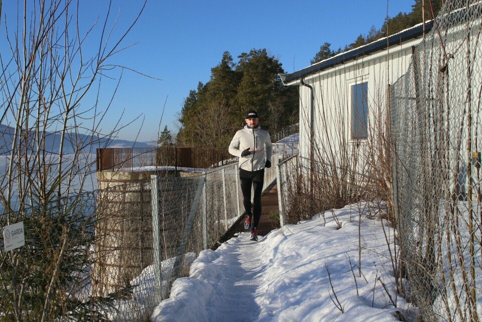Jørgen Storhov Elisenberg tar Kondis-lesere med på en sightseeing i den unike løypen sin. Her løper han på brua over det nedlagte Furuberget kalkverk. (Foto: Rolf Bakken)