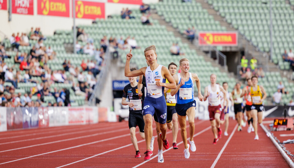 Sigurd Tveit gjør en seiersgest idet han passerer målstreken som vinner av den nasjonale 1500 meteren under Bislett Games i 2022.