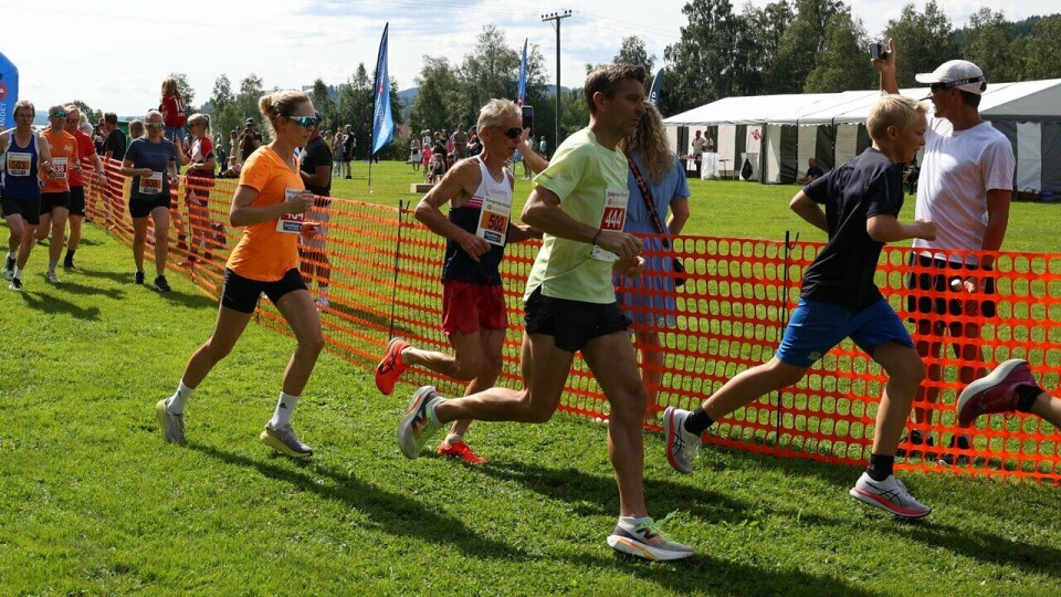 Christine Nystuen Jahr (oransje T-skjorte) vant Kongsvingermila under Kongsvinger Maraton 2024