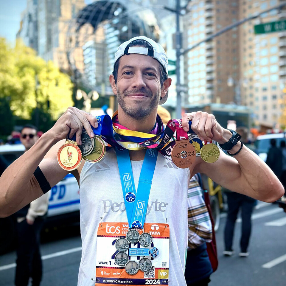 En fornøyd maratonløper sikret seg sin sjette medalje etter New York marathon. (Foto:Abbott World Marathon Majors)