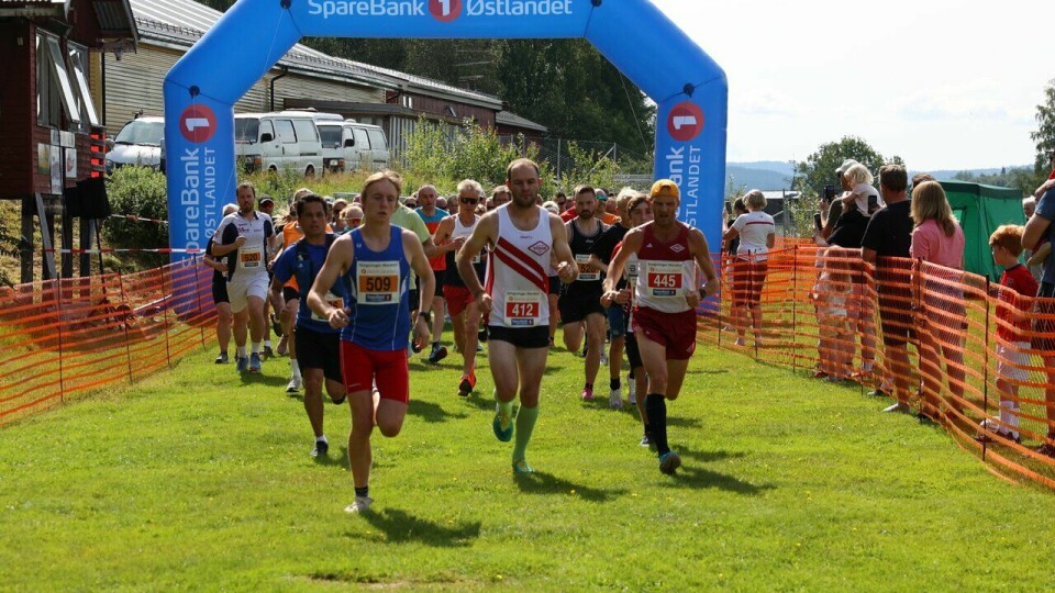 De tre beste menn på Kongsvingermila under Kongsvinger Maraton 2024. F.v: vinner Martin Holtet, Henrik Nilsen, som kom på andreplass, og Hakon Heimly som kom på tredje.