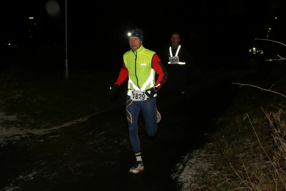 Treeren Kjell Vegard Opheim med toeren Jonah Eng bak seg med 1 km igjen til mål.