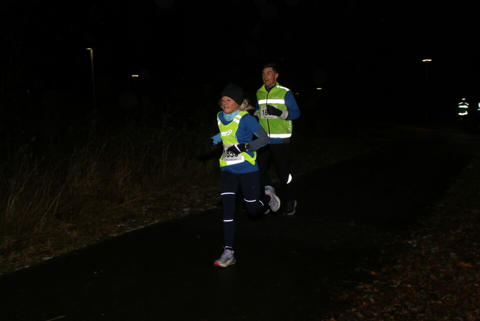 Marte Ihrstad hadde følge av Per Kristian Bergstrøm med 1 km igjen.
