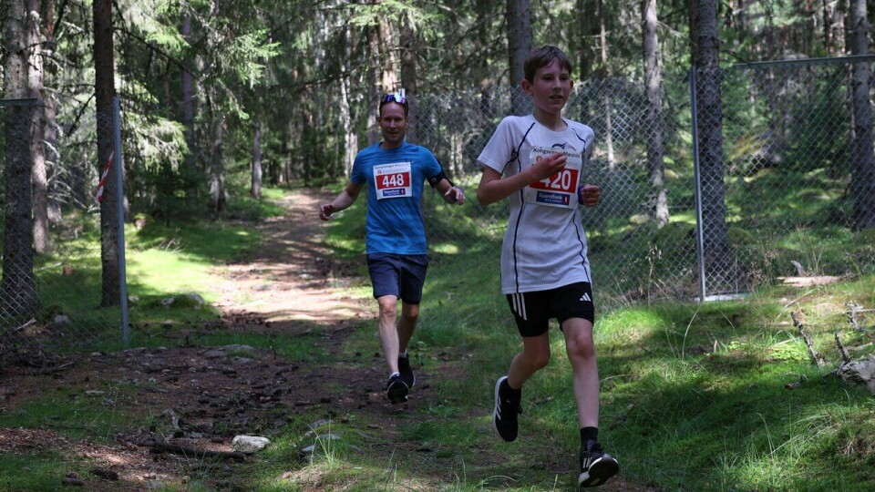 F.v.: Anders Høst og Daniel Høst på Kongsvingermila under Kongsvinger Maraton 2024