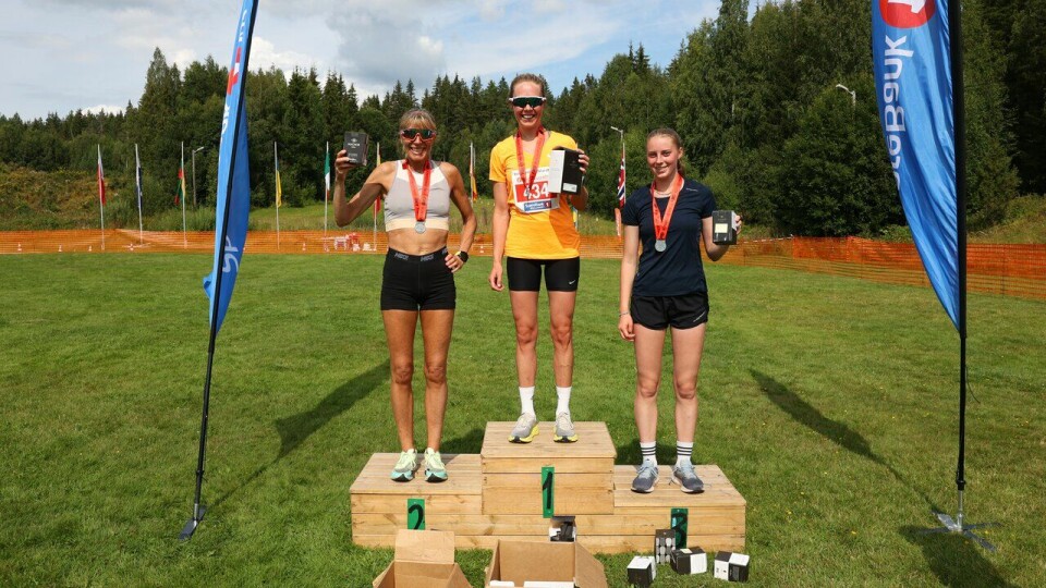 Pallen etter Kongsvingermila. F.v.: Dorte Foss, Christine Nystuen Jahr og Vilde Hagbartsen under Kongsvinger Maraton 2024