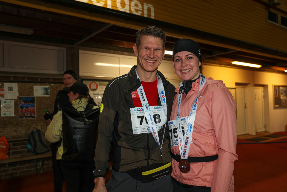Bjarte Haugland og Elisabeth Sylta, begge fra Moreld Apply, har fått medaljen som viser at de har gjennomført minst fem løp i sesongens Vinterkarusell.