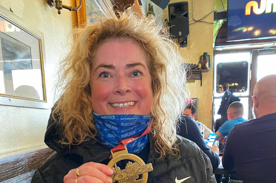 Marianne Telle med medaljen hun fikk etter sin halvmaraton nummer seks i Praha, byen som er hennes favorittsted å løpe. (Foto: privat) Marianne Telle med medaljen hun fikk etter sin halvmaraton nummer seks i Praha, byen som er hennes favorittsted å løpe. (Foto: privat)