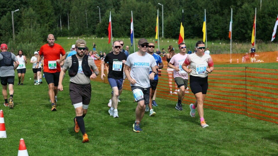 Flere maratonløpere med grønne startnummer blandet seg med halvmaratonstarten da de var inne til vending under Kongsvinger Maraton 2024. Her ser vi Thomas Stordalen som har startet på sin andre runde.