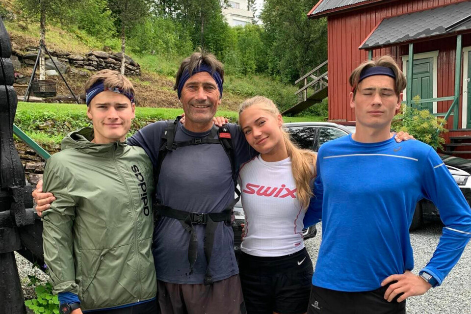 Ole Jørgen Ørjavik har her selskap av sine barn, Knut (til venstre), Anna og Ola. (Foto: privat) Ole Jørgen Ørjavik har her selskap av sine barn, Knut (til venstre), Anna og Ola. (Foto: privat)